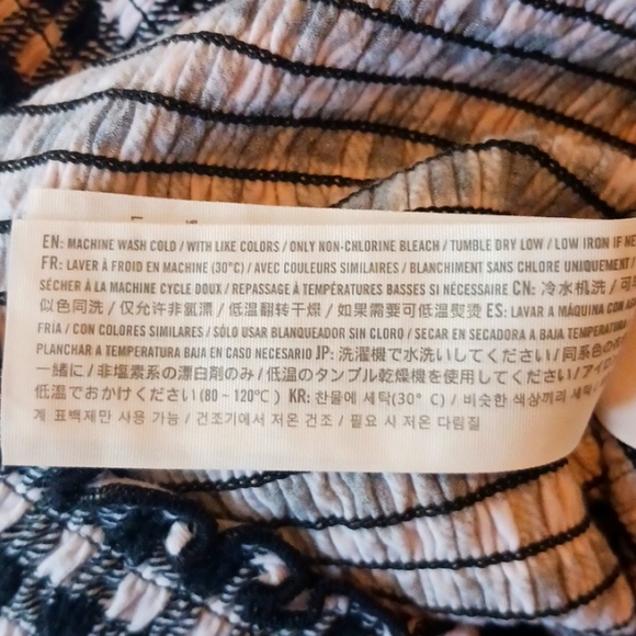 Hollister Smocked Crop Top Blouse Black & White Short Sleeve Jrs L - Picture 9 of 9